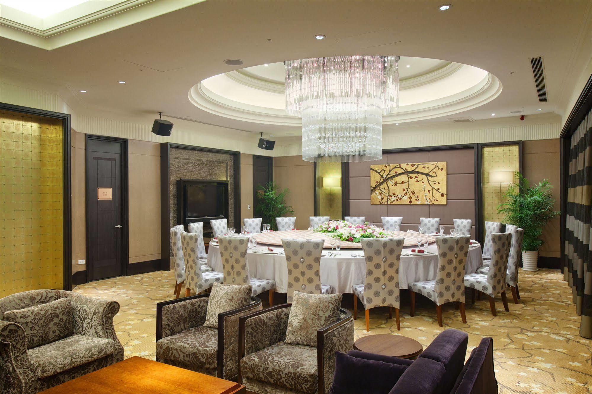 E-Da Royal Hotel Dashu Restaurant foto A private dining room at a restaurant in China